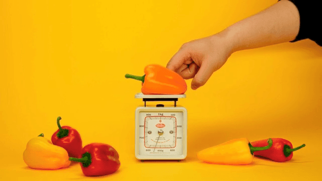 저울 위의 다채로운 피망
