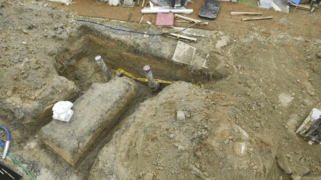 포크레인이 땅을 고르고 있는 건설현장