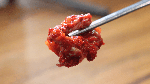 Spicy pickled gills picked up with chopsticks