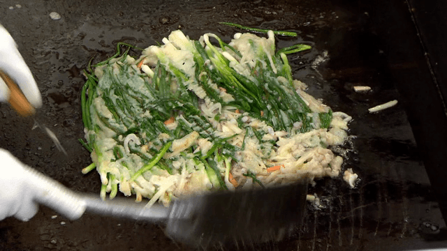 철판에서 부쳐지는 해물파전