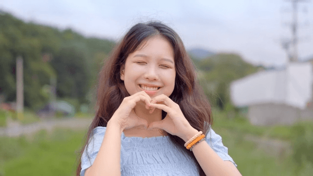 초원에서 미소 짓는 여성