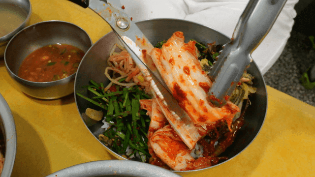 Kimchi cut with scissors added to barley bibimbap