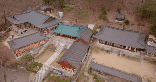 숲 속의 전통 한국 사찰