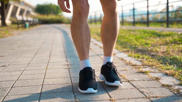 Man who ties shoelaces