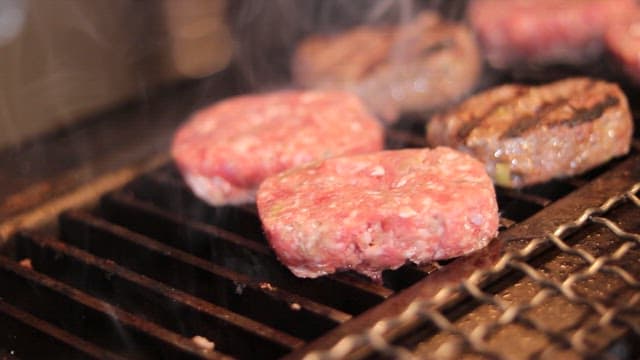 불에 올려 구워지는 떡갈비