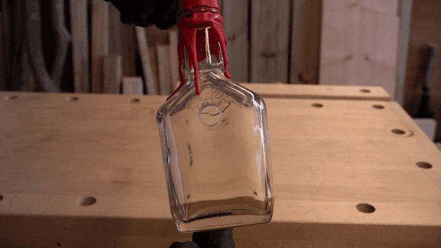 나무 테이블 위의 유리병