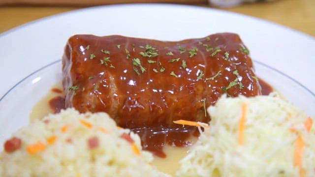 코울슬로와 볶음밥을 곁들인 맛있는 돈가스