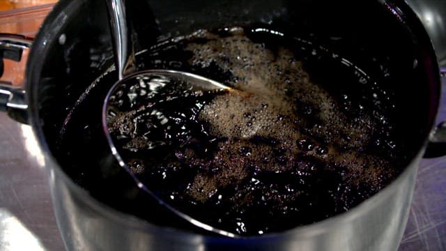 간장에 절여지는 홍게