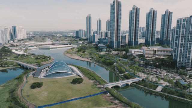 현대적인 도시의 호수 공원 풍경