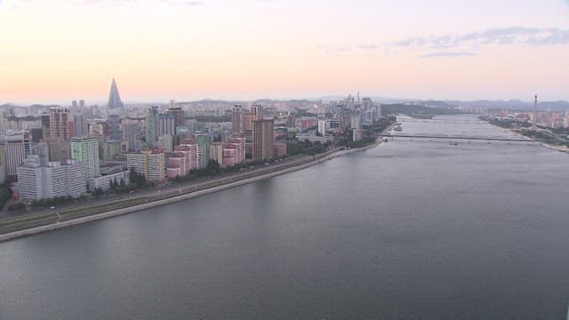 대동강이 흐르는 평양의 일몰