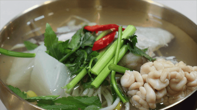 채소와 생선 이리가 들어간 대구탕