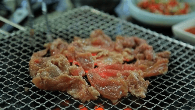 바비큐에서 구워지는 양념 갈비