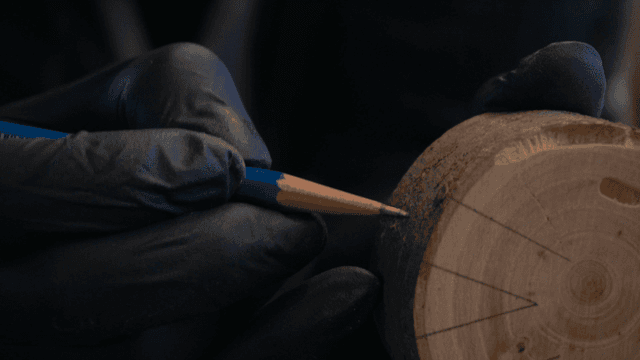 나무 조각에 선을 그리는 목공예가