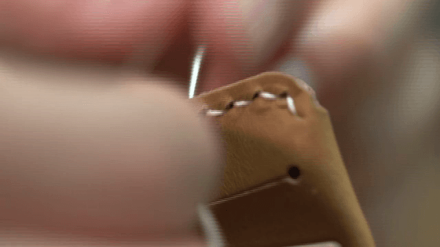 가죽 바느질 과정의 클로즈업