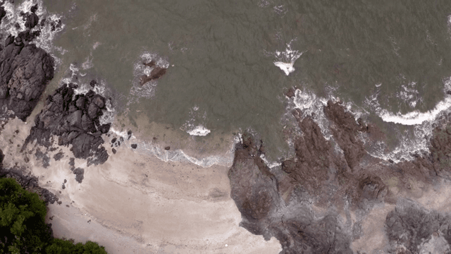 파도가 부딪히는 바위 해안선