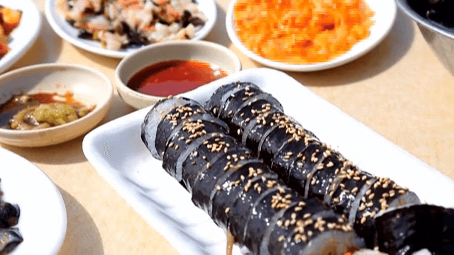 김밥과 다양한 해산물 요리