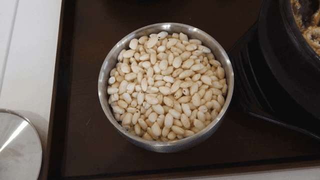 Puffed rice served in rice bowl