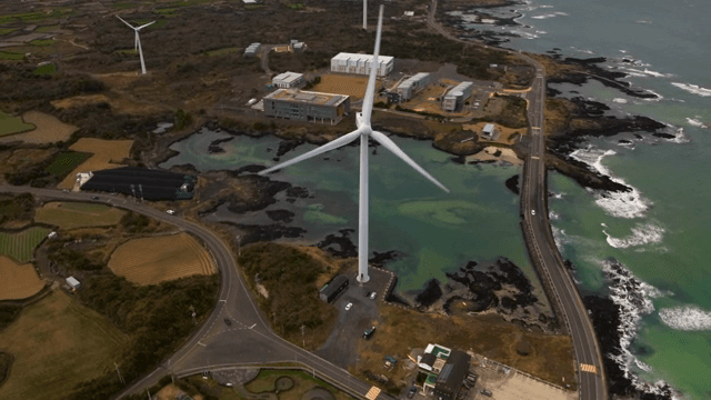 해안 도로 근처에서 회전하는 풍력 터빈