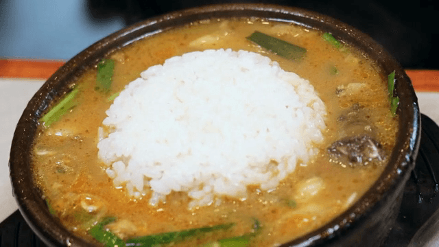 순댓국에 밥을 넣는 장면