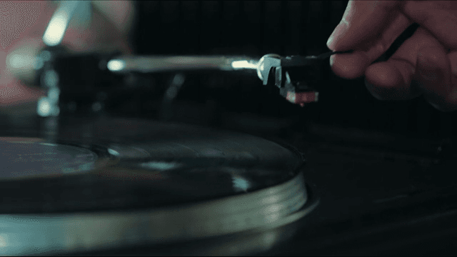 레코드판에 바늘을 올려놓는 손