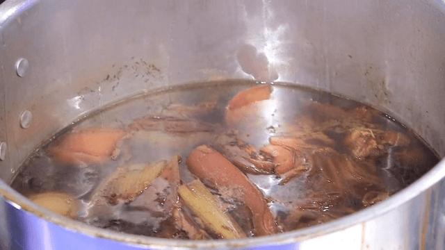 냄비에서 끓고 있는 수육