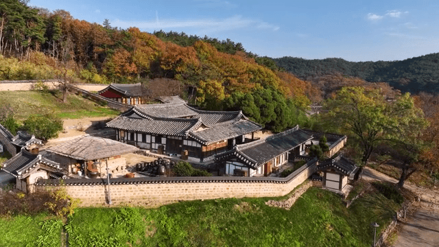가을 숲 속의 전통 한옥