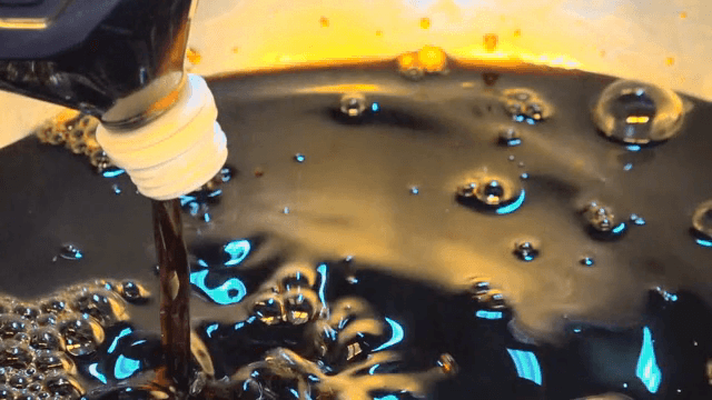 큰 냄비에 간장을 붓는 장면