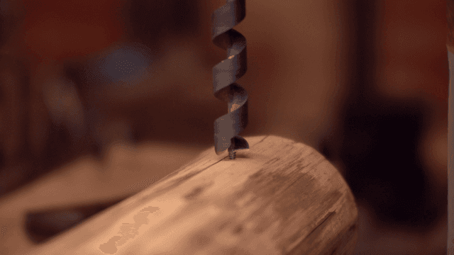 나무 통에 구멍을 뚫는 장면