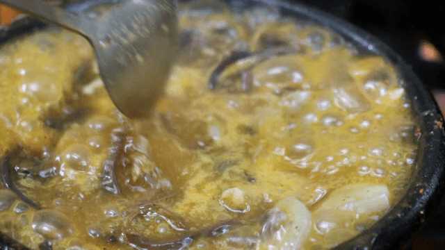 뚝배기에서 끓고 있는 고사리가 들어간 순댓국