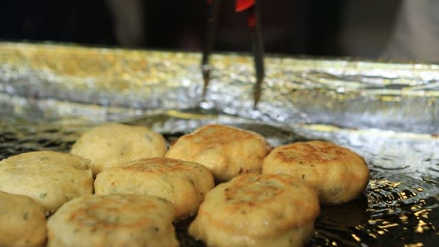 철판 위 뜨거운 기름에서 노릇노릇하게 구워지는 호떡