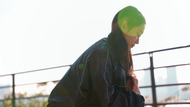 신발끈을 묶는 여성