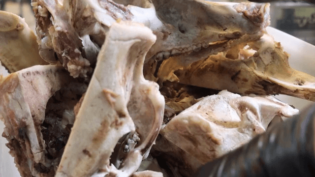 도마 위에서 돼지고기를 준비하는 손