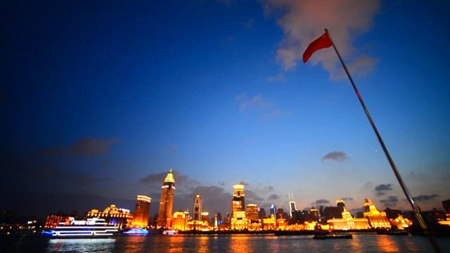 황혼의 도시 스카이라인과 불이 켜진 건물들