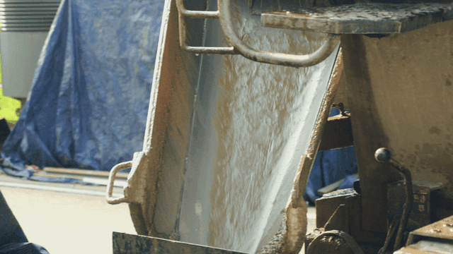 현장에서 믹서에서 부어지는 콘크리트