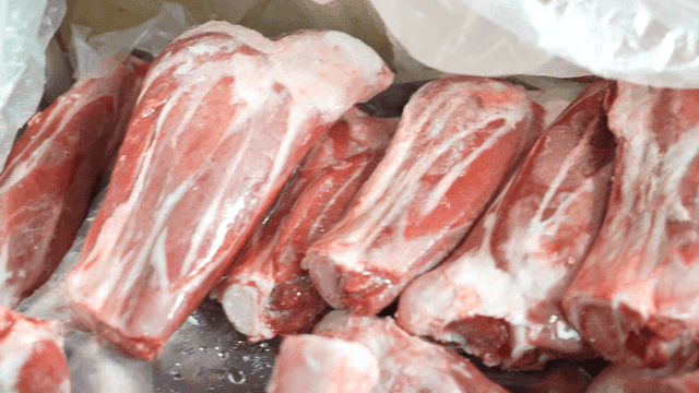 비닐봉지에 담긴 냉동 양고기 조각