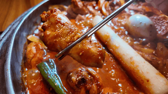 Spicy chicken jjaggi with chicken and rice cakes