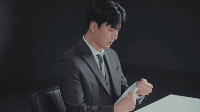 봉투에 든 돈을 세는 남자