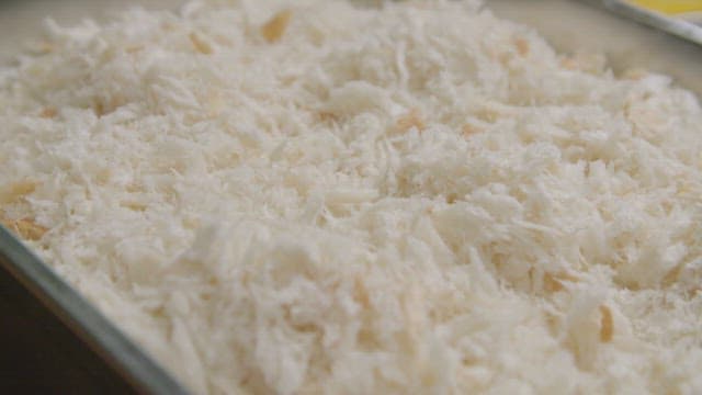 트레이에 준비된 부드러운 빵가루