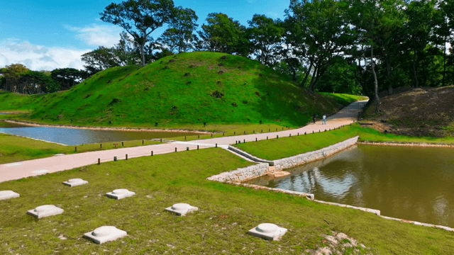 산책로와 연못이 있는 경치 좋은 공원