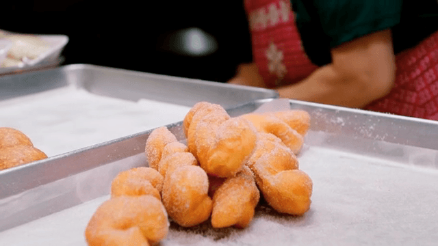 갓 만든 설탕을 묻힌 도넛