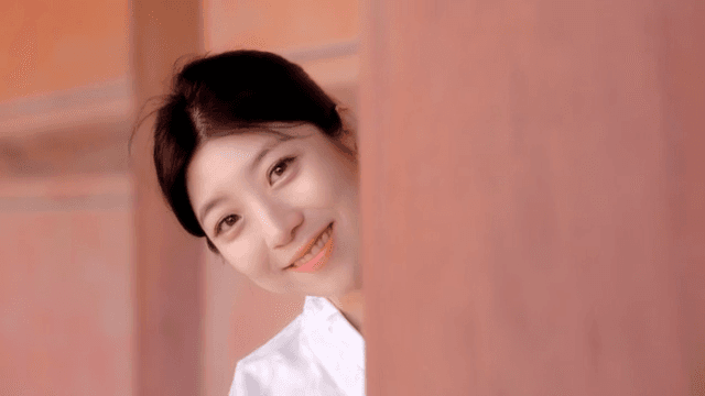 엿보는 한복 입은 여성