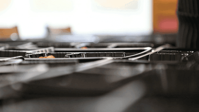 김치가 음식 용기에 담기는 모습