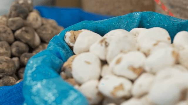 바구니에 담긴 동결 건조된 감자 더미