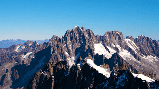 맑은 하늘 아래 장엄한 산맥