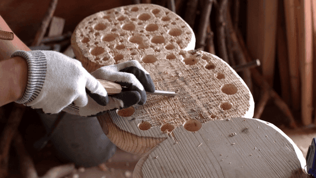 세밀한 목공예 작업 과정