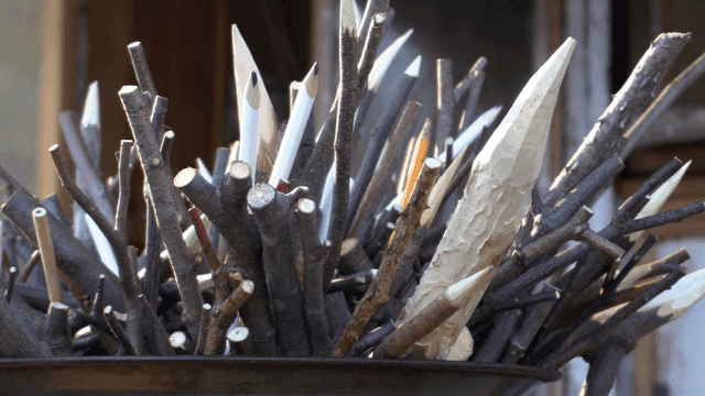 뾰족한 나뭇가지로 가득 찬 화로