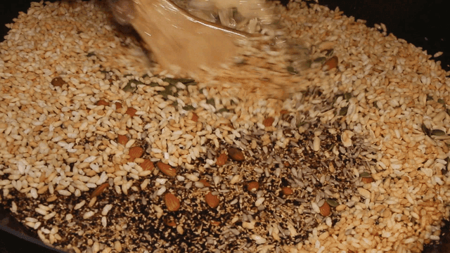 팬에서 섞는 꿀과 견과류