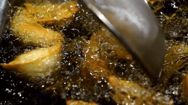 뜨거운 기름에 튀겨지는 만두