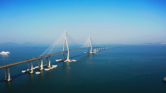 바다 위로 길게 뻗은 인천대교