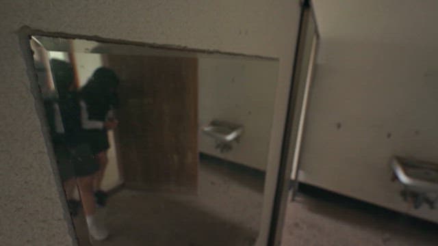 낡은 거울에 비친 학생들